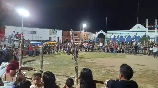 Los pobladores de Huhí se reunieron alrededor del ruedo para disfrutar de la charlotada