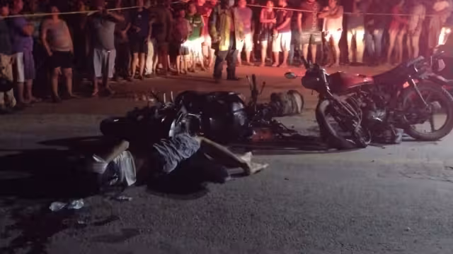 Mientras se esperaba que llegaran las autoridades, los cuerpos quedaron tendidos sobre el pavimento