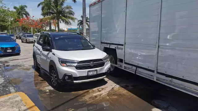 Un camión repartidor de bebidas impactó a una camioneta particular en la colonia Asa Poniente