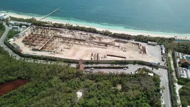 Así luce el espacio donde se construía el hotel en punta Nizuc