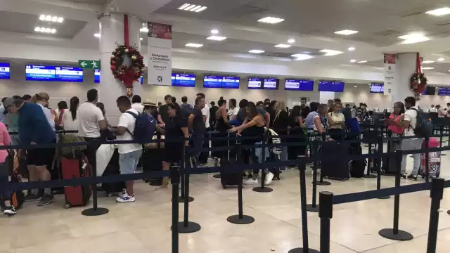 Las aerolíneas nacionales como VivaAerobus, Volaris y Aeroméxico informaron a sus pasajeros a través de redes sociales y en sus correos