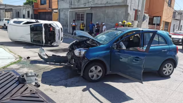 Los conductores de ambos autos terminaron heridos y con golpes