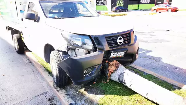 Camioneta de empresa se accidenta en la colonia Morelos de Campeche; no hubo lesionados