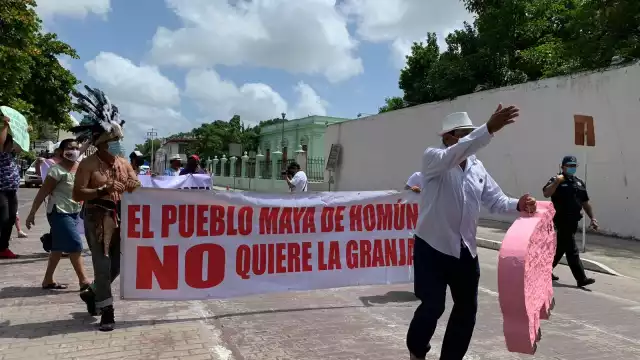 Los manifestantes llegaron en camiones al Parque de la Mejorada para protestar contra la granja
