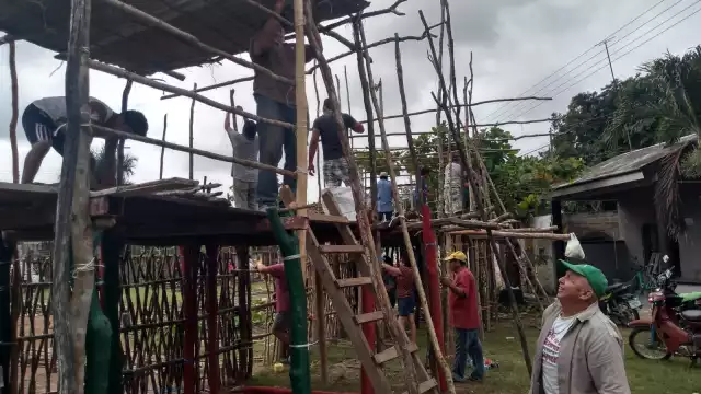 El señor Renán Quintal, de 77 años de edad, realiza el tablado desde hace 45 años 