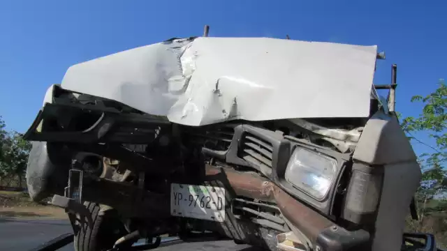 El accidente dejó 10 heridos, entre ellos el conductor que quedó atrapado