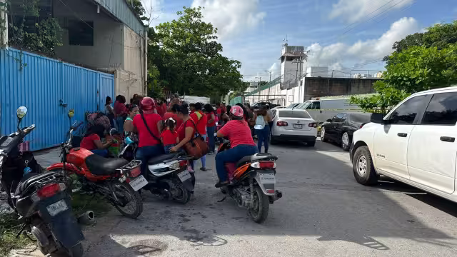 Familiares de los reclusos expusieron su sentir mientras se llevaban a cabo las diligencias para levantar el cuerpo del custodio asesinado frente a la cárcel de Benito Juárez.