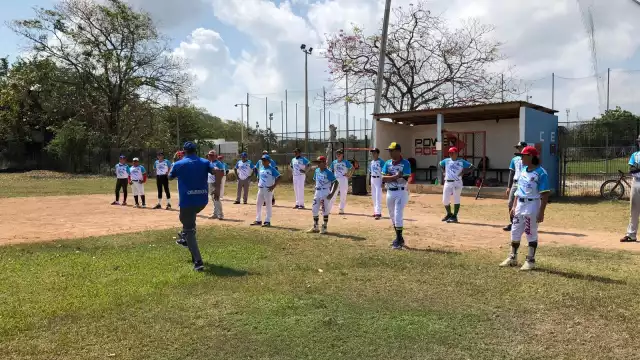 Un total de 21 peloteros de edades entre los 13 y 14 años de Cancún acudieron al llamado