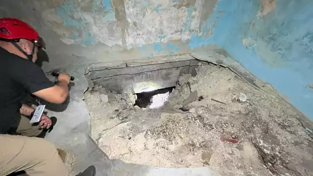 Elementos de Protección Civil acudieron al domicilio para revisar el socavón.