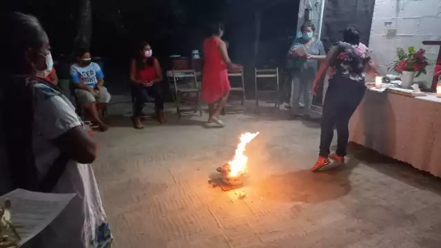 Algunos sitios de Bokobá tuvieron un aforo de más de 30 personas, quienes cantaron, oraron e incineraron el huano bendito