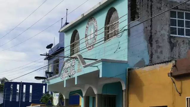 Paramédicos de la Cruz Roja Mexicana y policías estatales acudieron al lugar de los hechos