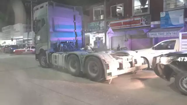 El tráiler fue asegurado cuando lo estacionaron en doble fila