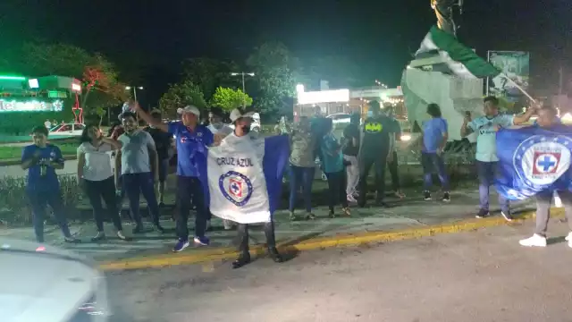 Los aficionados del Cruz Azul desempolvaron sus banderas y hoy salieron orgullosos a festejar un campeonato más de la máquina