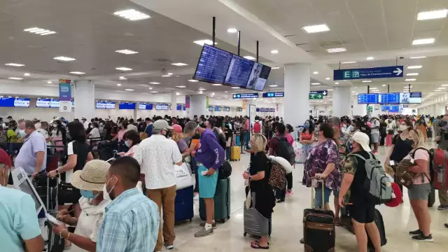 La terminal aérea en Cancún lució abarrotada este sábado