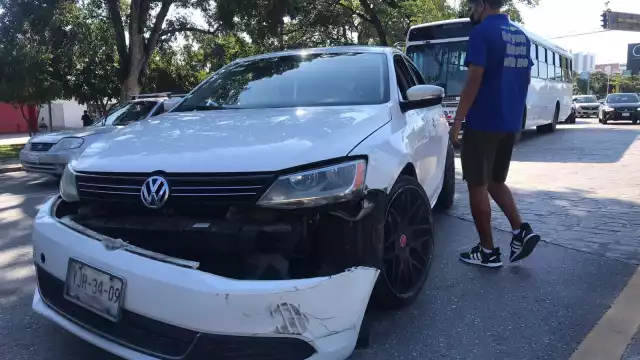 Una de las unidades particulares registró daños en su carrocería tras el choque ocurrido esta mañana en Cancún