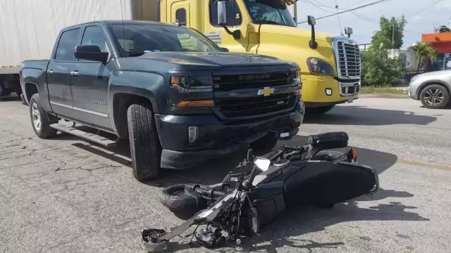El motociclista presentó una grave herida en una pierna