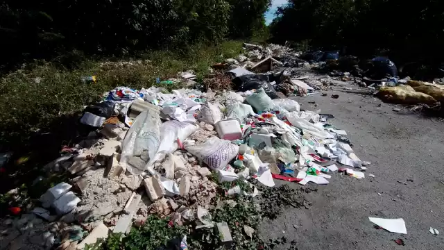 Junto con los sillones, ahora se ha puesto “de moda” que la gente también deseche sus refrigeradores en las vialidades, sumándose a las causas de contaminación