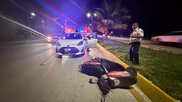La motocicleta quedó sobre el pavimento, frente al auto que la impactó.