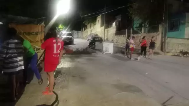Vecinos de la colonia Ampliación Revolución cerraron las calles en protesta por la falta de energía eléctrica desde el día de ayer.