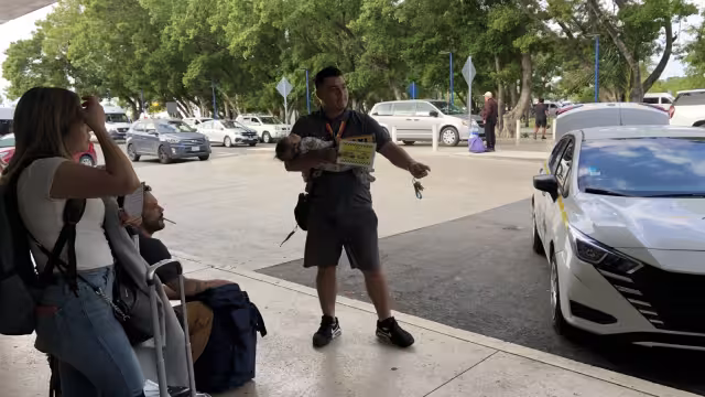 Expresaron que a pesar del ruido que hay en la terminal, el crío continúa durmiendo
