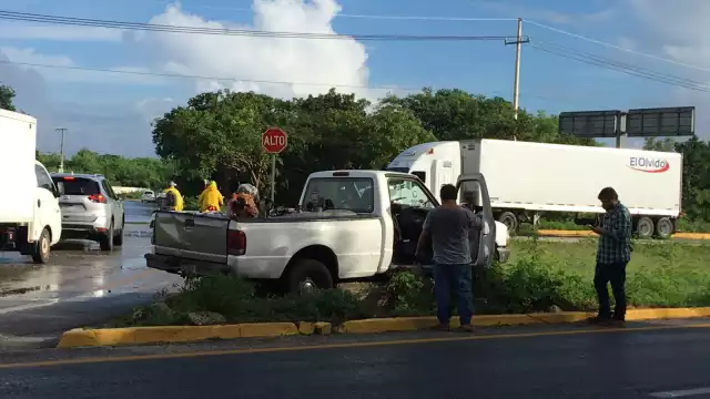 El vehículo fue retirado con el apoyo de una grúa para ser trasladado al corralón. Foto: Alejandro Collí.
