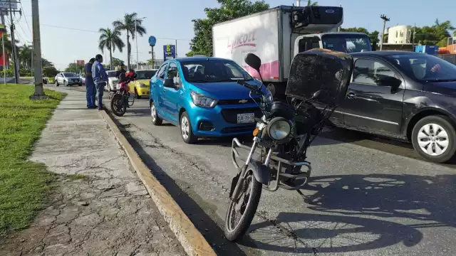 Un percance vial se registró la mañana de este martes entre un automóvil y una motocicleta sobre la avenida Isla del Tris