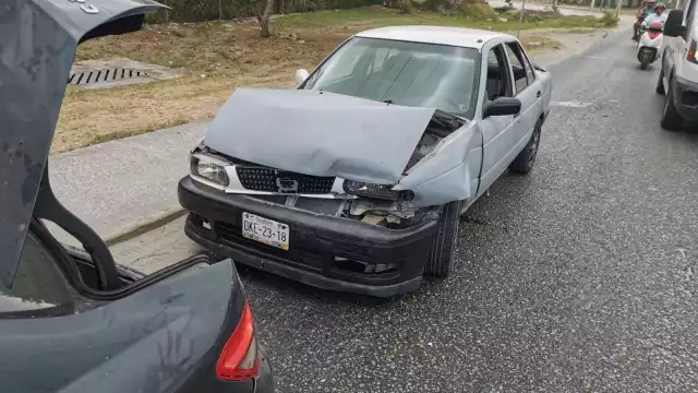 La camioneta de lujo Mercedes Benz frenó y fue colisionado por detrás