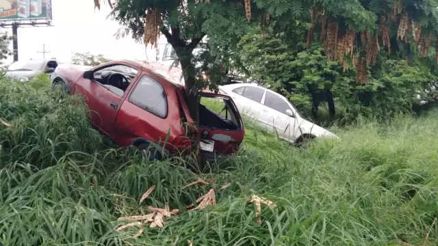 Los automóviles patinaron debido al pavimento mojado