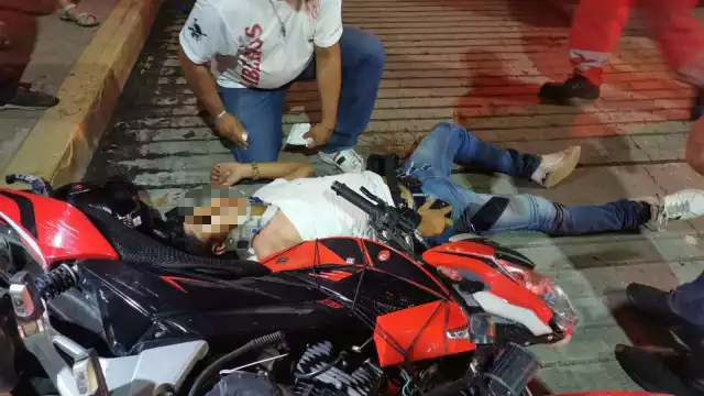 El motivo de la colisión fue que ambos motociclistas manejaban a exceso de velocidad