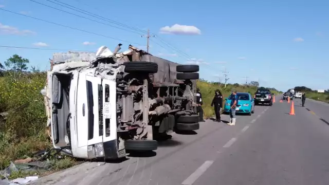 Ambos tráileres presentaron daños materiales fue necesario la intervención de 2 grúas
