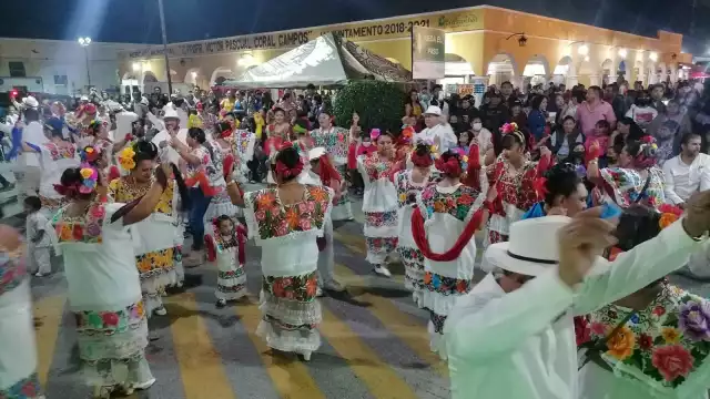 Los fuegos pirotécnicos en punto de las 11:40 de la noche marcaron el inició de la vaquería