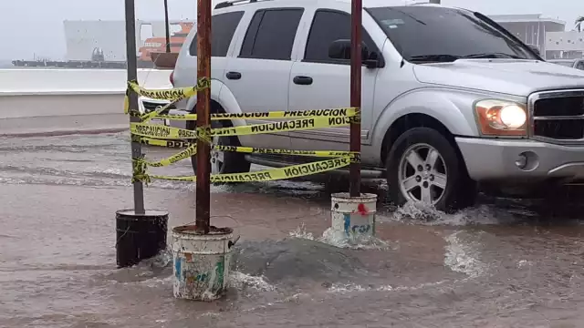 Continúa el problema de rebosamiento en una alcantarilla en la Avenida Rafael E. Melgar