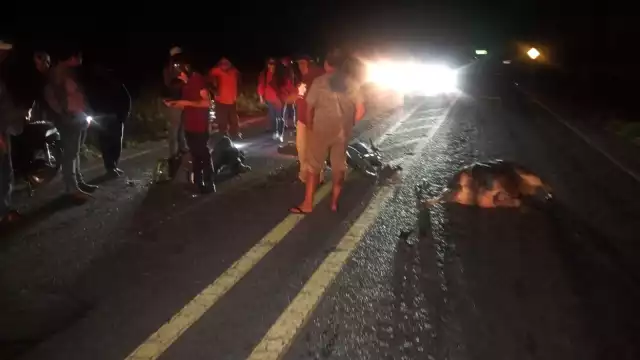 El motociclista lesionado fue trasladado al Hospital San Carlos para su atención.