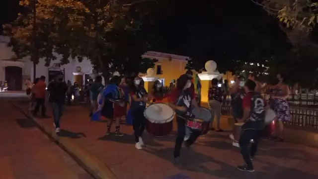 Con batucadas rodearon la plaza y luego bailaron frente a la Fuente de la Mestiza para celebrar su victoria