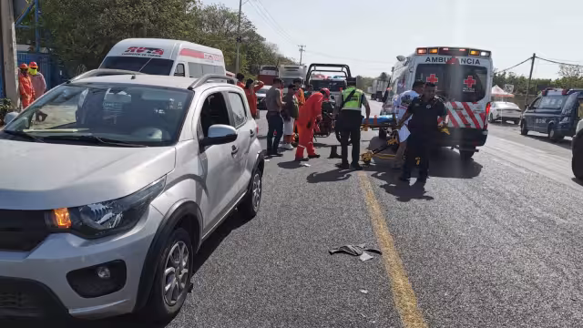 Automóvil impacta a motociclista; lo trasladan grave al hospital