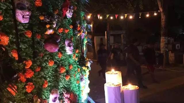 Cementerio de Cancún luce lleno de flores y velas: EN VIVO