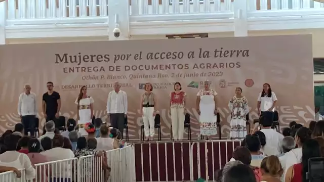 AMLO entregó títulos agrarios a mujeres de Quintana Roo
