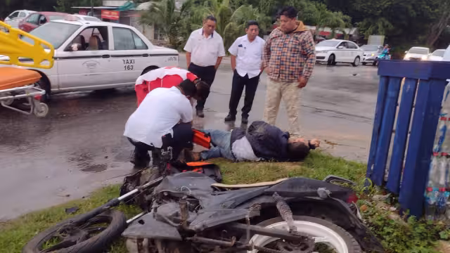 El motociclista presenta posible fractura en una extremidad inferior