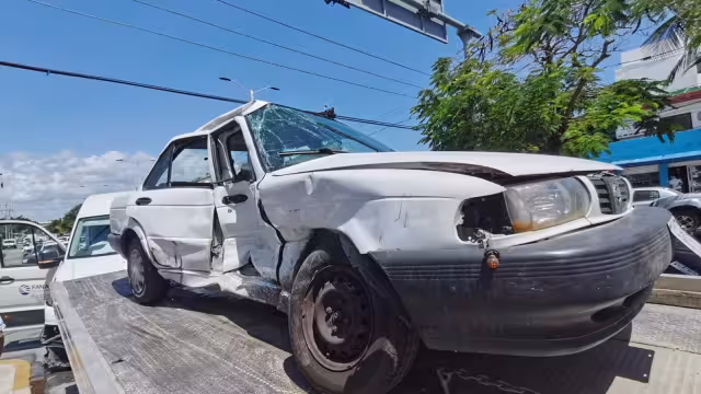 El dueño del Tsuru fue detenido por elementos de Tránsito de Playa del Carmen tras causar un accidente vial en el Centro de la ciudad