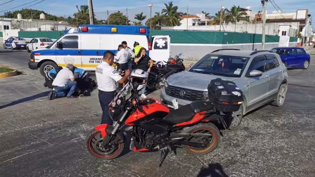 Un hombre y una mujer fueron llevados a un hospital tras ser arrollados en la glorieta del cañón en la Colonia Morelos