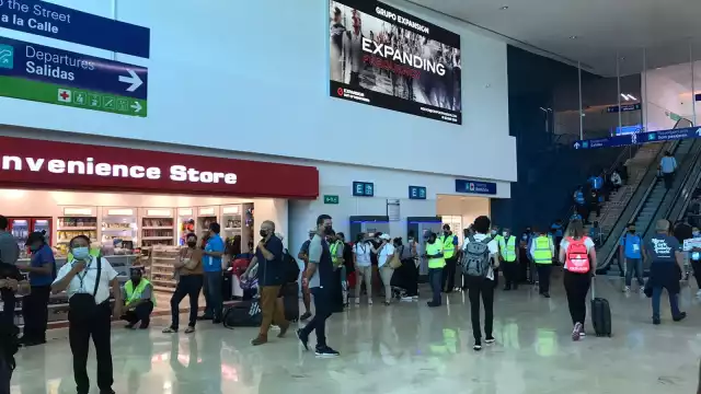 Trabajadores de diferentes áreas haciendo filas para examen de COVID-19 en el aeropuerto de Cancún