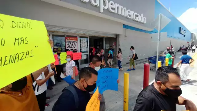 Los manifestantes indicaron que mantendrán su protesta en el Walmart de Cancún hasta las 3:00 de la tarde