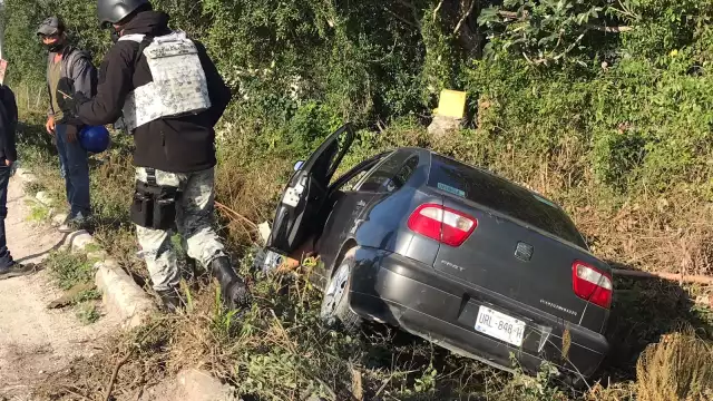 Elementos de la Guardia Nacional ayudaron al automovilista tras accidentarse en el Periférico de Cancún