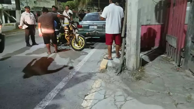 El motociclista circulaba a exceso de velocidad y perdió el control