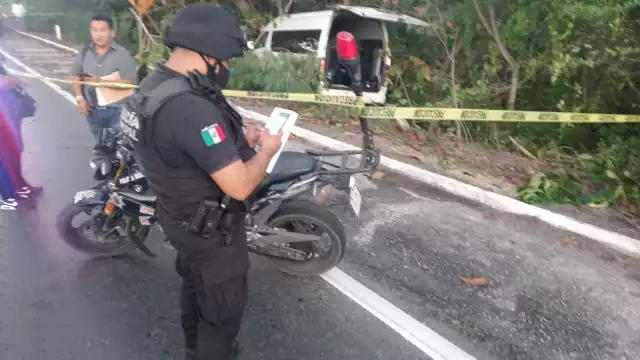 Paramédicos de una ambulancia privada, personal del Heroico Cuerpo de Bomberos y autoridades municipales acudieron al auxilio