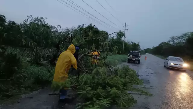 Temen colapso de toldo en iglesia de Calkiní tras nuevo golpe de tormenta