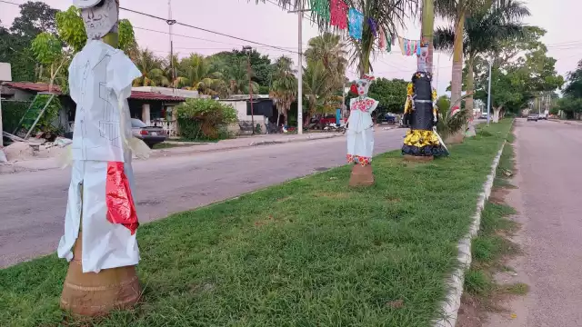 Catrines y catrinas destacan en la avenida Zamná de Izamal