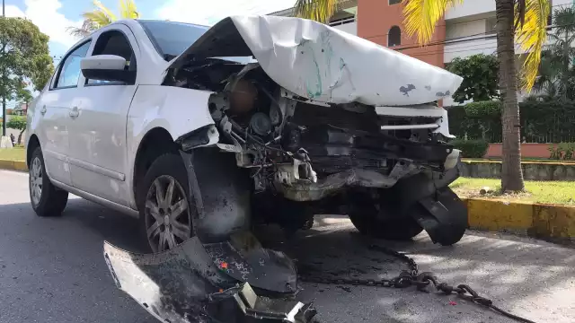 El vehículo quedó destrozado y la persona resultó lesionada por lo que fue traslado al hospital