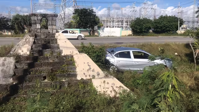 Automovilista vuelca en la avenida Colosio luego de ser impactada por otro vehículo