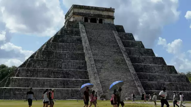 En el acceso a los vestigios mayas se forma un “cuello de botella”, sin la sana distancia